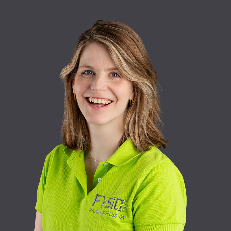 Portretfoto van fysiotherapeut Laura Haazen in een groen shirt van FYSIO plus