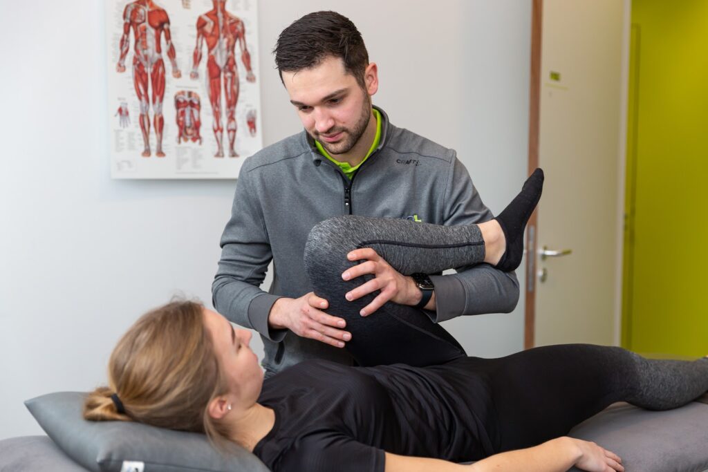 Mevrouw krijgt behandeling voor haar blessure. leeftijd invloed op blessures